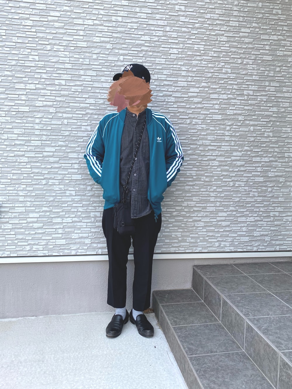 「30代コーデ、休日スタイル、大人カジュアル、NEW ERA、adidas、UNIQLO、GU、noir、キャップ、ノーカラーシャツ、トラックジャケット、スラックス、オペラシューズ、遊園地」｜「HAREのアイテム（ドレスシューズ、ブラック系）」を使った、キャップさん（メンズ・167cm）の春コーディネートの1枚目の写真