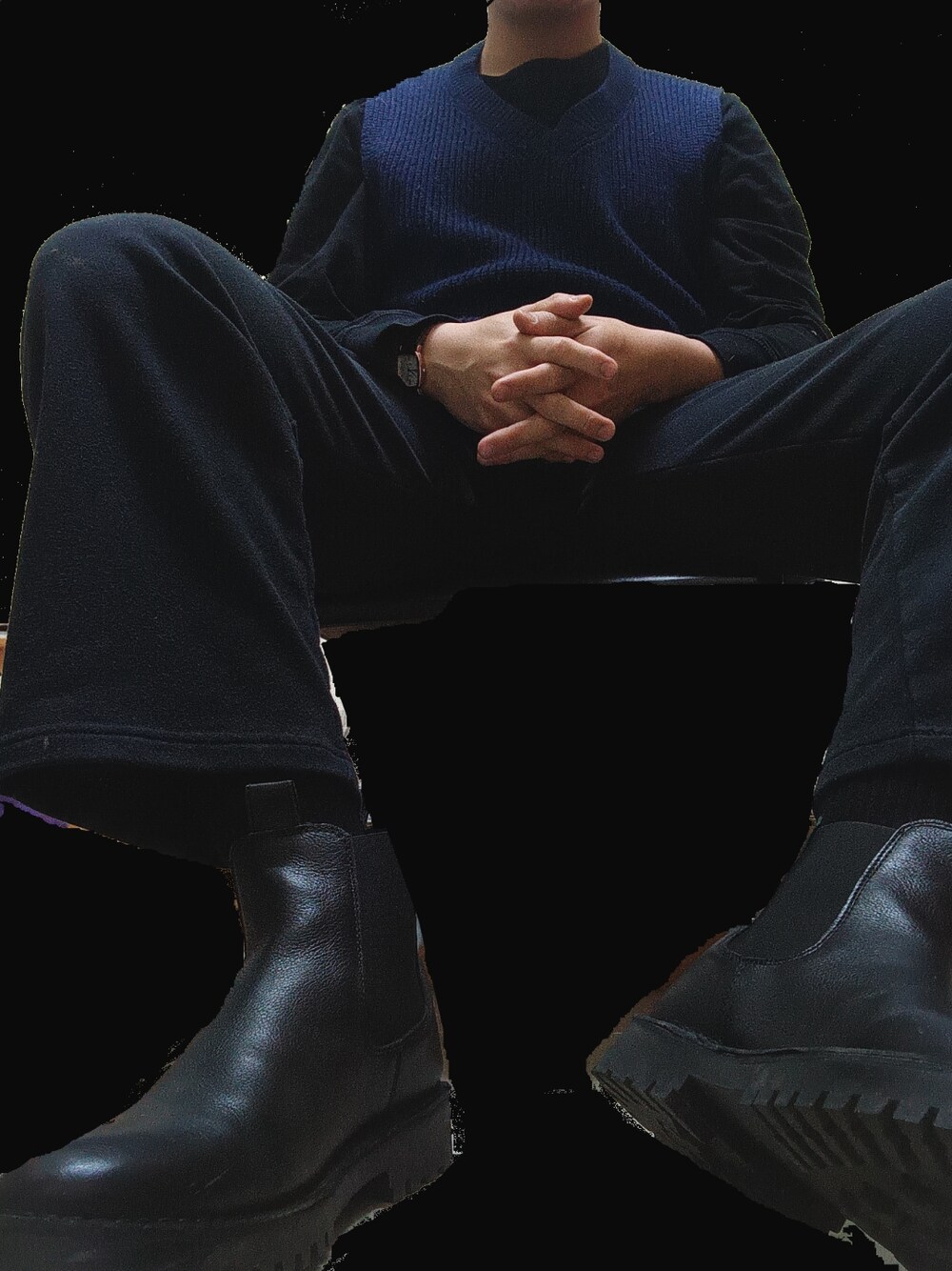 「ootd、休閒、街頭穿搭、基礎款、冬、黑白搭配、simple、vest、Chelsea boots」｜「no brandのアイテム（ベスト、ブルー系）」を使った、Charlie Huang さん（メンズ・178cm）の冬コーディネートの1枚目の写真