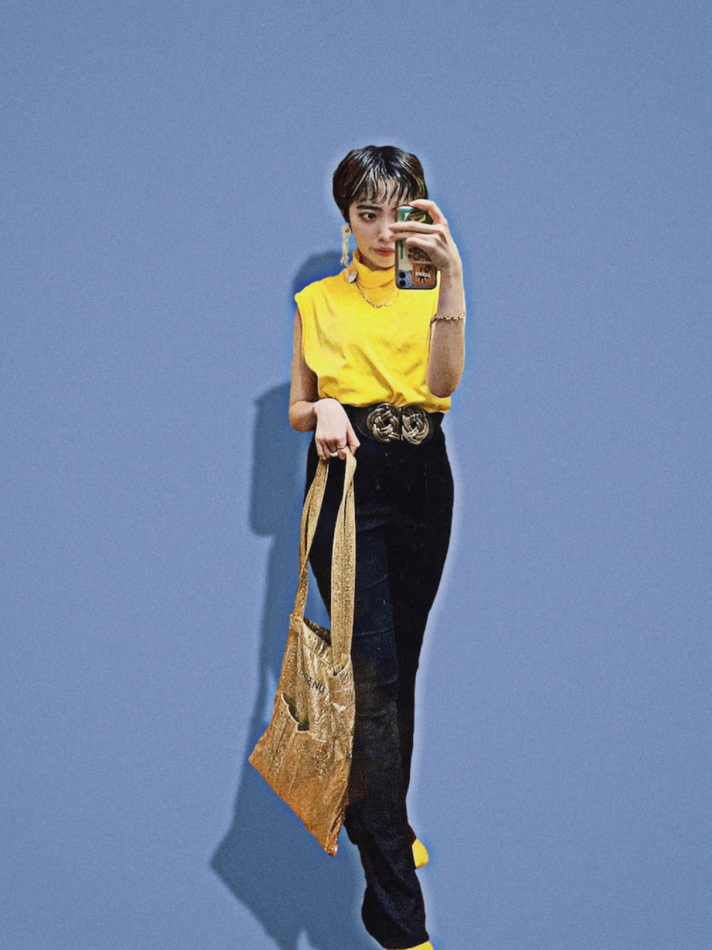 「トートバッグ、シンプル、イエロー、リブパンツ、ハイネック、休日スタイル、モード、ニットパンツ、パンツスタイル、フレアパンツ、ゴールドアクセ、outfit、オトナカジュアル、おしゃれさんと繋がりたい、残暑コーデ」｜「VINTAGEのアイテム（タンクトップ、イエロー系）」を使った、理翔 / rishangさん（レディース・154cm）の秋コーディネートの1枚目の写真