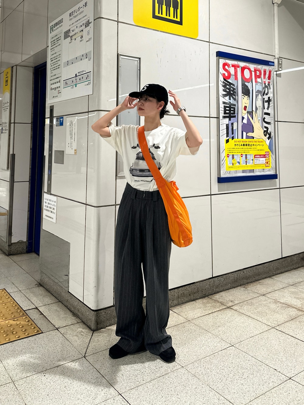 「ロゴT、古着MIX、ラクチンコーデ、カジュアルコーデ、Tシャツ、ストライプパンツ、ショルダーバッグ、おでかけコーデ、夏コーデ」｜「PORTERのフレックス 2WAYショルダーバッグ（ショルダーバッグ、オレンジ系）」を使った、mahoさん（レディース・159cm）の夏コーディネートの1枚目の写真