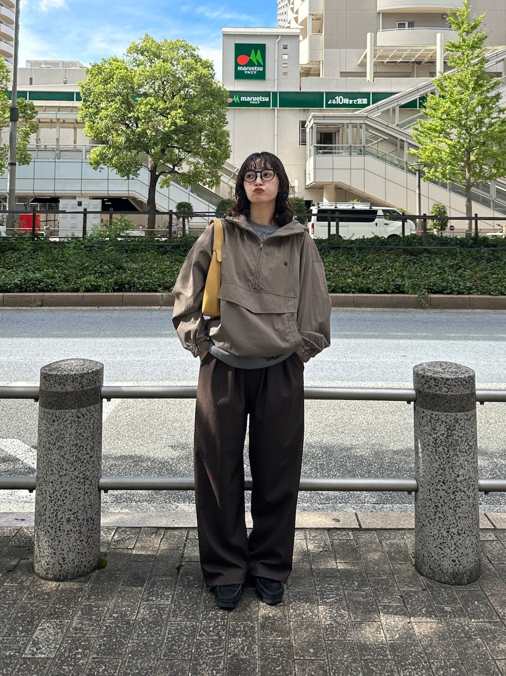 「レイヤードスタイル、アノラックパーカー、秋っぽコーデ更新中、クラークス、大人コーデ、秋先取りコーデ、カジュアルスタイル、ootd、アウトドアスタイル、スラックス、メンズライク、シンプル、秋コーデ」｜「MUHETのステッチ配色アノラックパーカー（パーカー、グリーン系）」を使った、mahoさん（レディース・159cm）の秋コーディネートの1枚目の写真