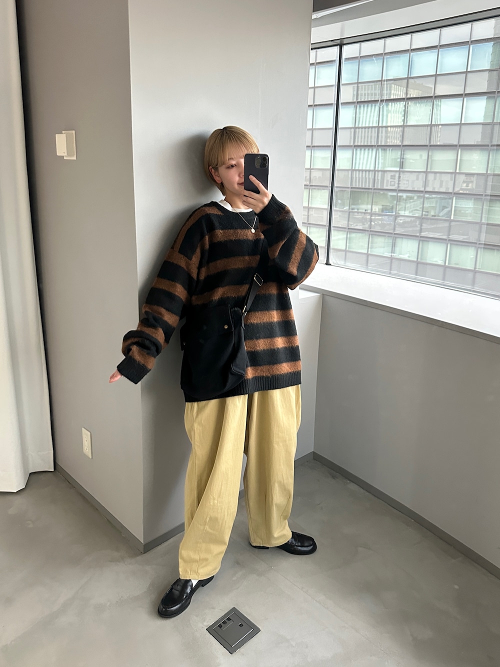 ブラック系のニット/セーターを着用したレディースの冬コーディネートの1枚目の写真