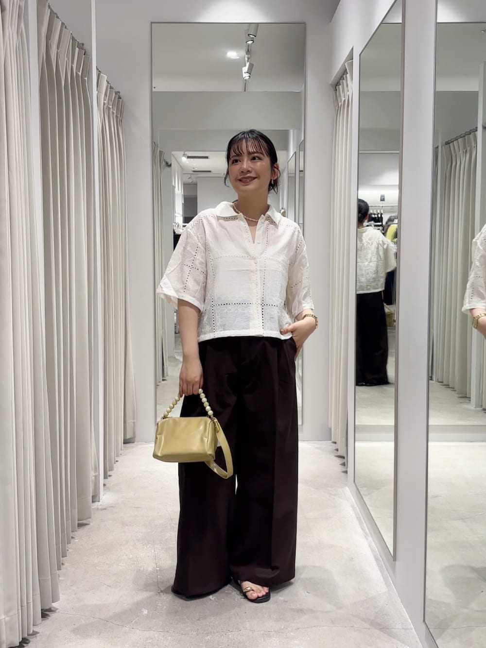 ホワイト系のシャツ/ブラウス、ブラウン系のその他パンツ、ブラック系のサンダルを着用したレディースの夏コーディネートの1枚目の写真