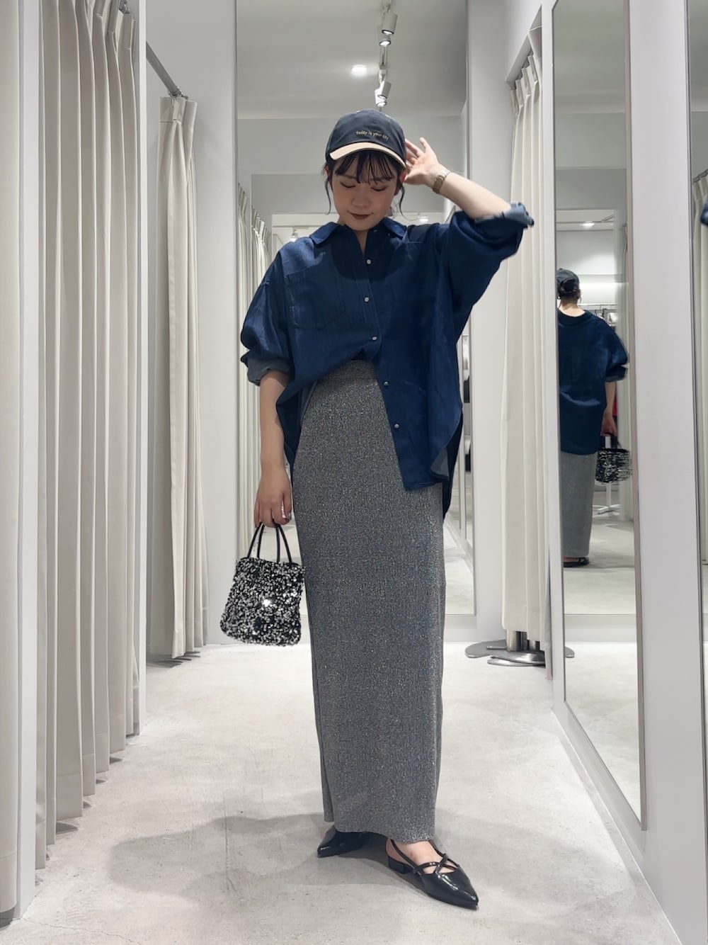「季節の変わり目羽織コーデ、秋服準備はじめました、シャツスタイル、きれいめカジュアル、ロングスカート、キャップ、秋服、大人カジュアルコーデ、お洒落さんとつながりたい、いいね、save、フォローお願いします🤑、SENSEOFPLACE、骨格ストレート、秋のコーデ、シャツコーデ、ラメ」｜「RODE SKOのチェーン付きスパンコールバッグ（ショルダーバッグ、シルバー系）」を使った、ナギサさん（骨格ストレート・レディース・160cm）の秋コーディネートの1枚目の写真