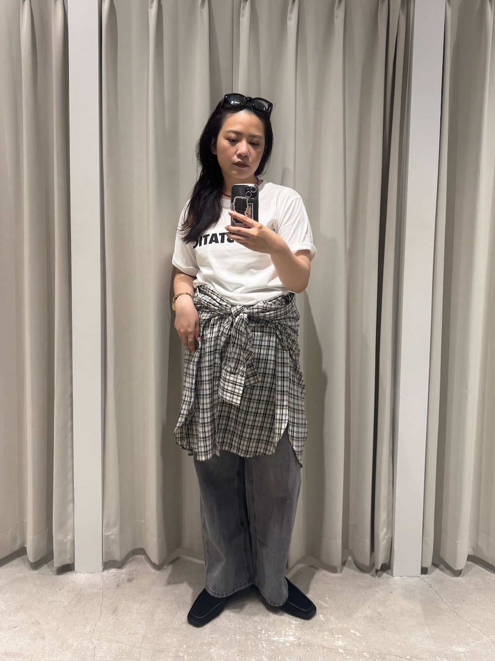 その他のTシャツ/カットソー、ホワイト系のシャツ/ブラウス、グレー系のデニムパンツを着用したレディースの夏コーディネートの1枚目の写真