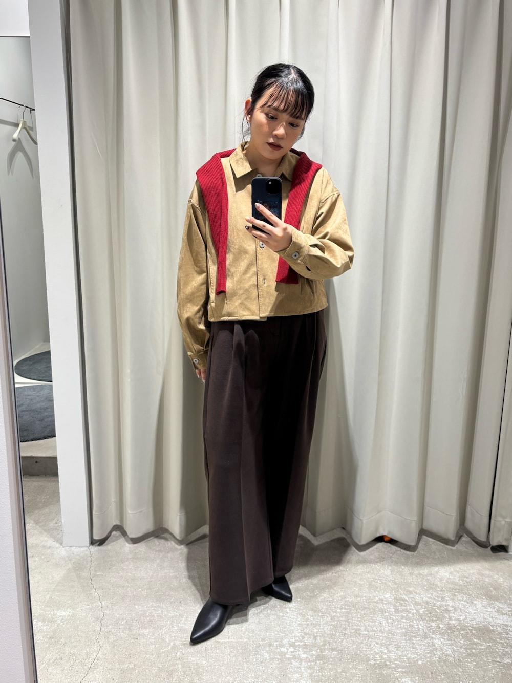 ベージュ系のその他アウター、レッド系のニット/セーター、ブラウン系のその他パンツを着用したレディースの秋コーディネートの1枚目の写真