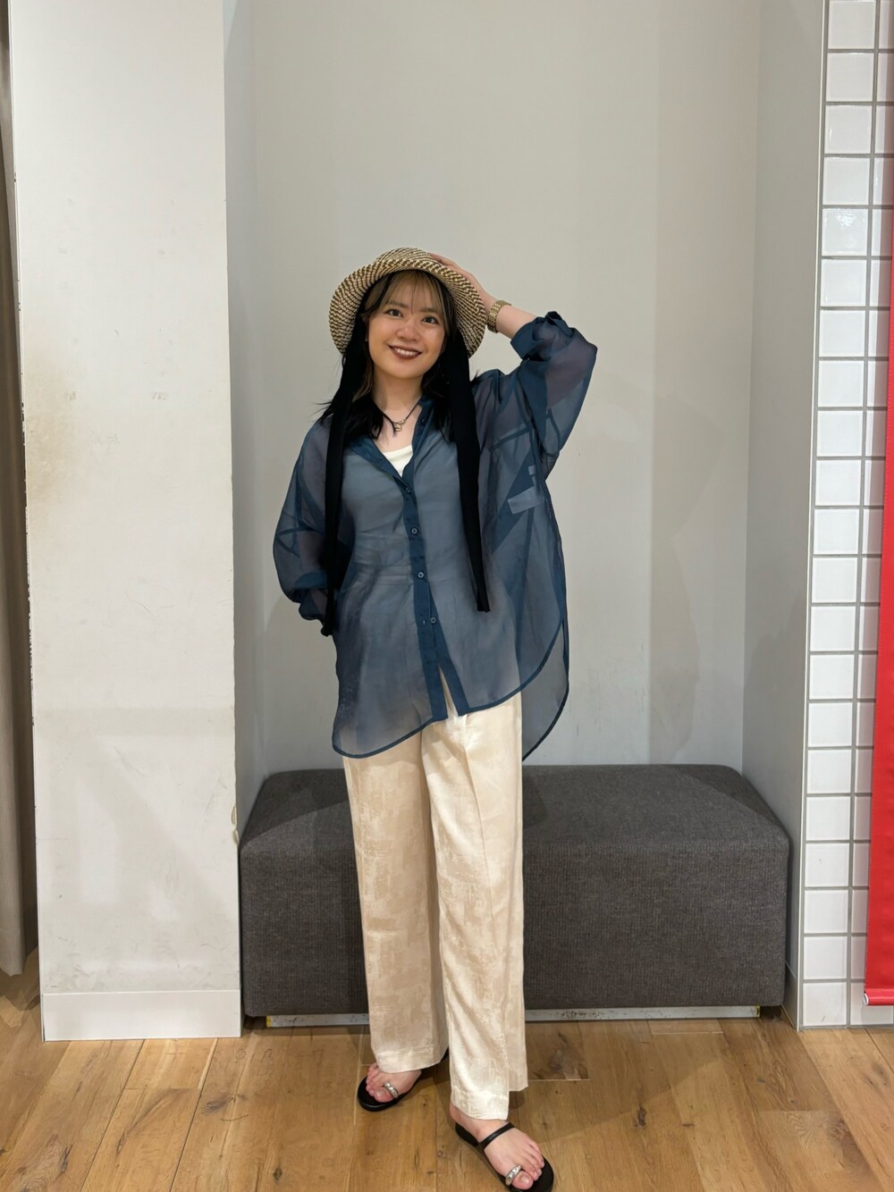 ブルー系のシャツ/ブラウス、ホワイト系のその他パンツ、ブラック系のサンダルを着用したレディースの夏コーディネートの1枚目の写真