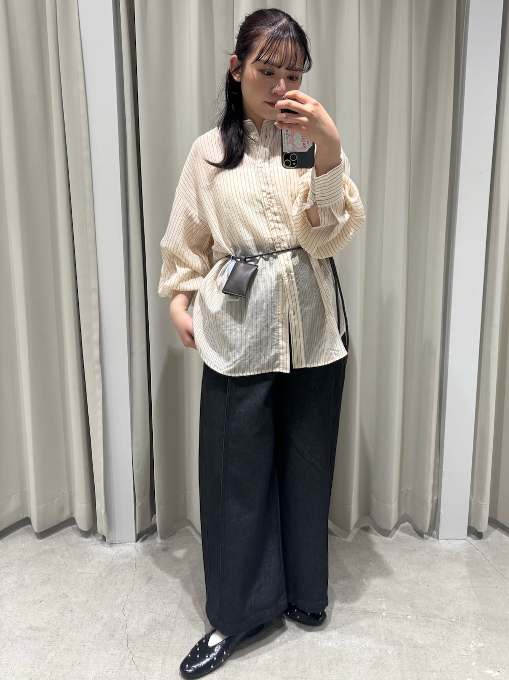 ホワイト系のキャミソール、ベージュ系のシャツ/ブラウス、ブルー系のデニムパンツを着用したレディースの春コーディネートの1枚目の写真