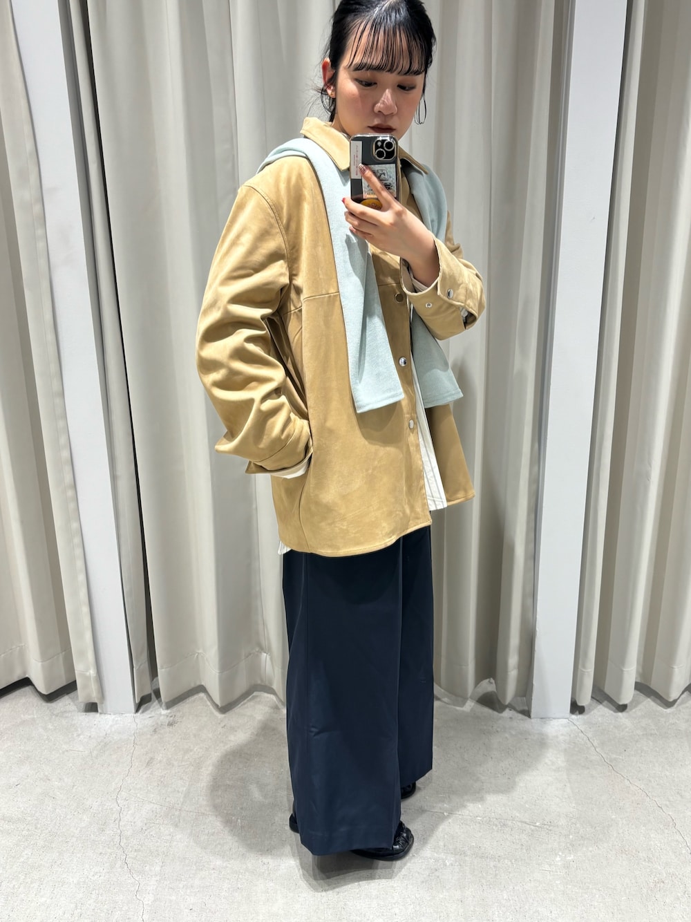 グリーン系のシャツ/ブラウス、ベージュ系のその他アウター、ホワイト系のシャツ/ブラウスを着用したレディースの冬コーディネートの1枚目の写真