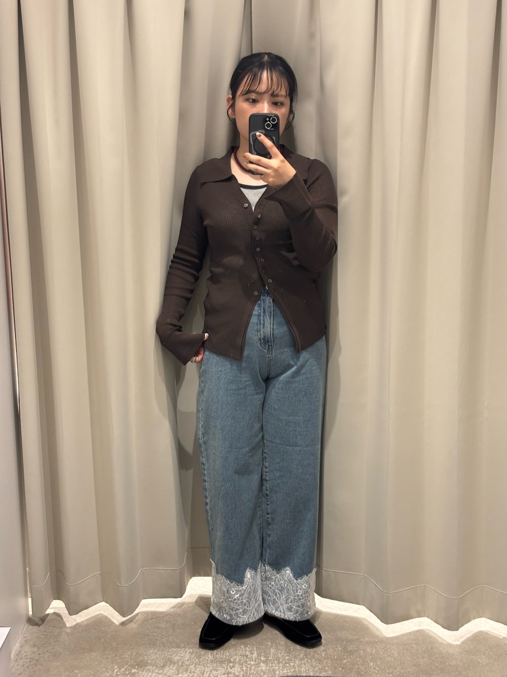 ブラウン系のカーディガン/ボレロ、ブルー系のデニムパンツ、ブラック系のその他シューズを着用したレディースの夏コーディネートの1枚目の写真