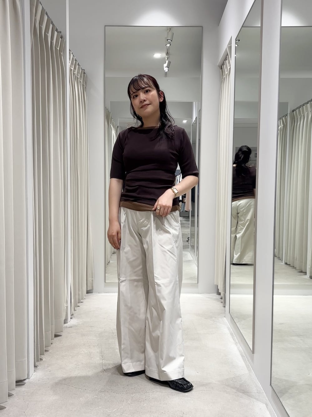 ブラウン系のニット/セーター、ホワイト系のチノパンツ、ブラック系のローファーを着用したレディースの春コーディネートの1枚目の写真