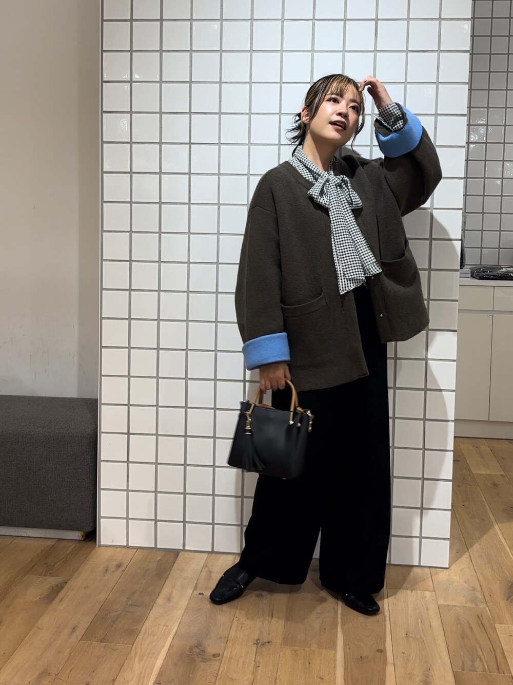 「秋っぽコーデ更新中、デートコーデ、チェック、お出かけコーデ、秋コーデ、SENSEOFPLACE、骨格ストレート、オトナカジュアル、おしゃれさんと繋がりたい、きれいめコーディネート、パンツスタイル、ブラウス、ワイドパンツ、いいね、save、フォローお願いします🤑、大人コーデ」｜「SENSE OF PLACE by URBAN RESEARCHの『柴田ひかりさん着用』バイカラーニットコート（ノーカラーコート、ブラウン系）」を使った、ナギサさん（レディース・160cm）の秋コーディネートの1枚目の写真