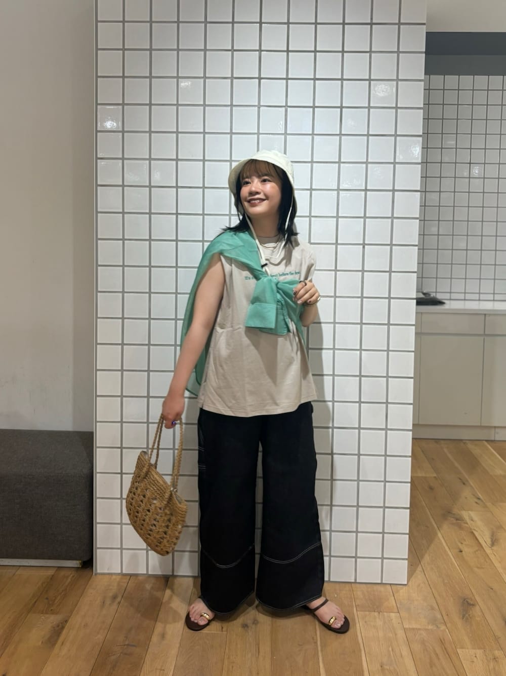 グリーン系のシャツ/ブラウス、グレー系のTシャツ/カットソー、ブラック系のデニムパンツを着用したレディースの夏コーディネートの1枚目の写真