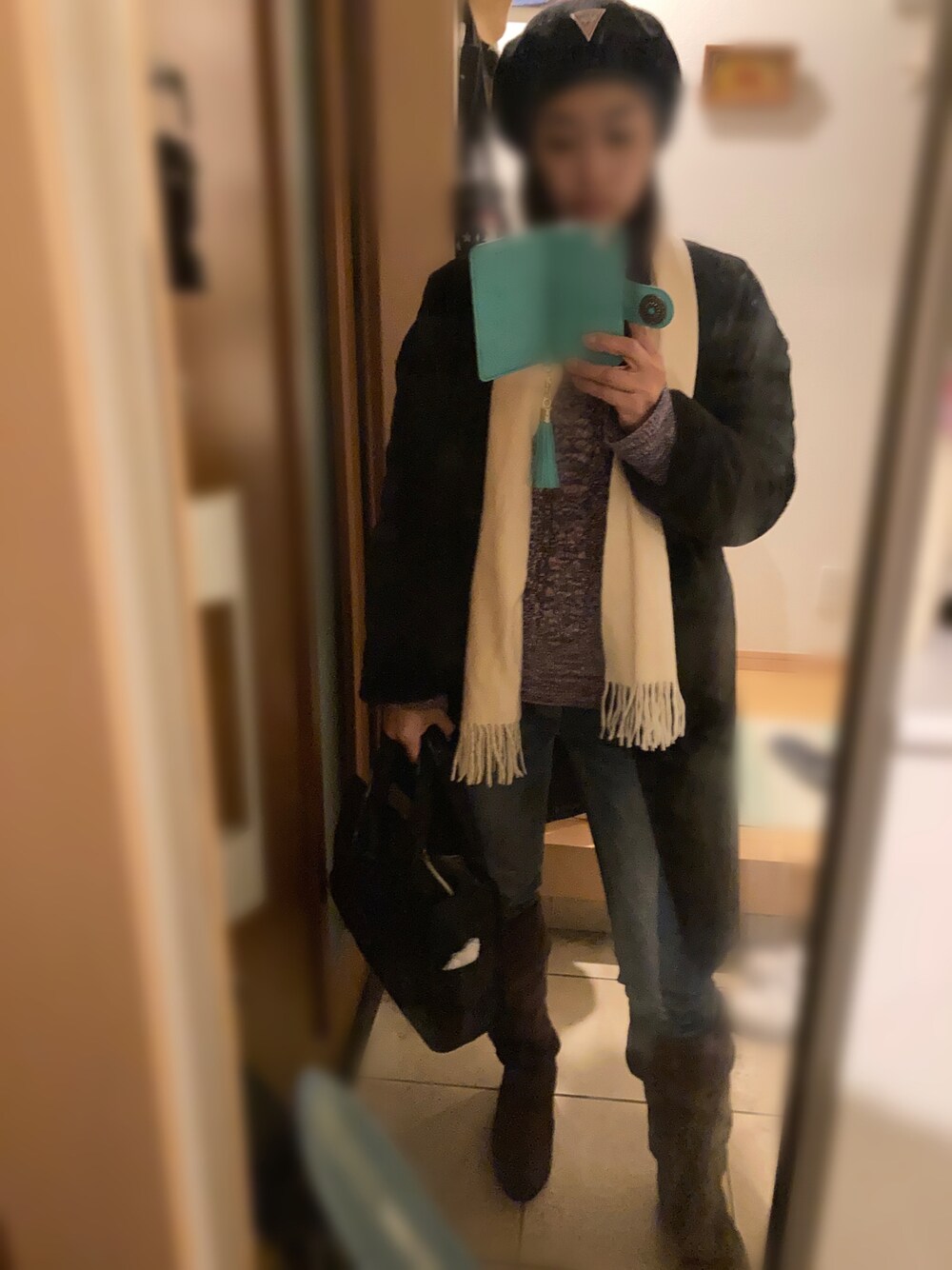 「冬、おしゃれさんと繋がりたい、パンツコーデ、カジュアルコーデ、ママコーデ、ボアコート、ニット/セーター、帽子、デニムパンツ、プチプラ」｜「TORY BURCHのTory Burch Nylon Ella Tote（トートバッグ、ブラック系）」を使った、sandyさん（レディース・160cm）の冬コーディネートの1枚目の写真