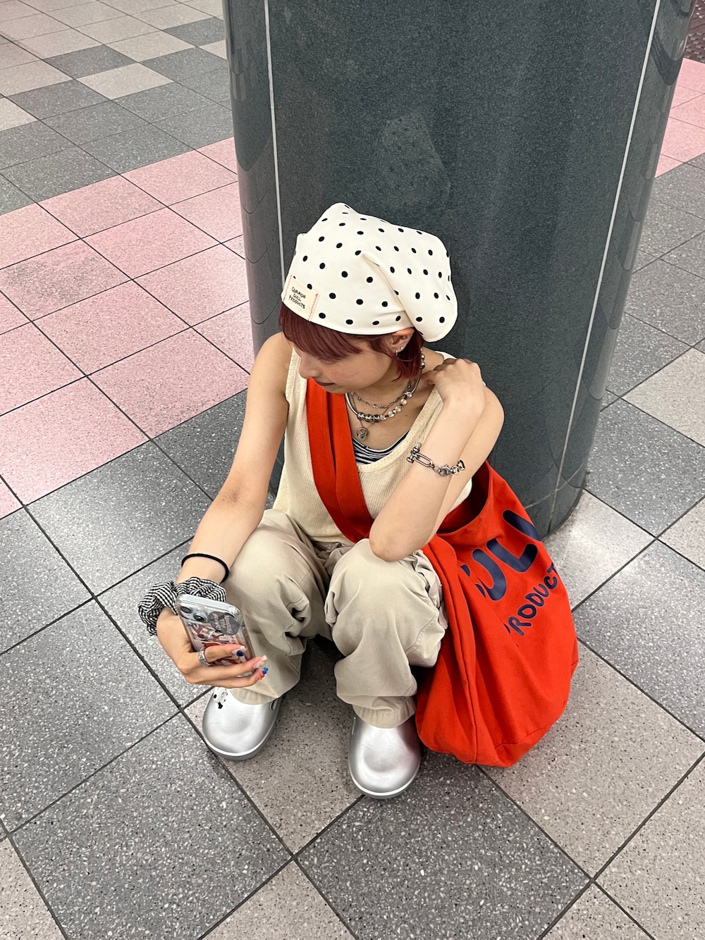 「ノースリーブ、きれいめコーディネート、夏ファッション、低身長女子、モノトーン、差し色コーデ、ootd、fashion、バンダナ、ドット柄、夏服、古着、古着コーデ、古着好きな人と繋がりたい、おしゃれさんと繋がりたい」｜「common gull products.のアイテム（バンダナ/スカーフ、ホワイト系）」を使った、華愛さん（レディース・149cm）の夏コーディネートの1枚目の写真
