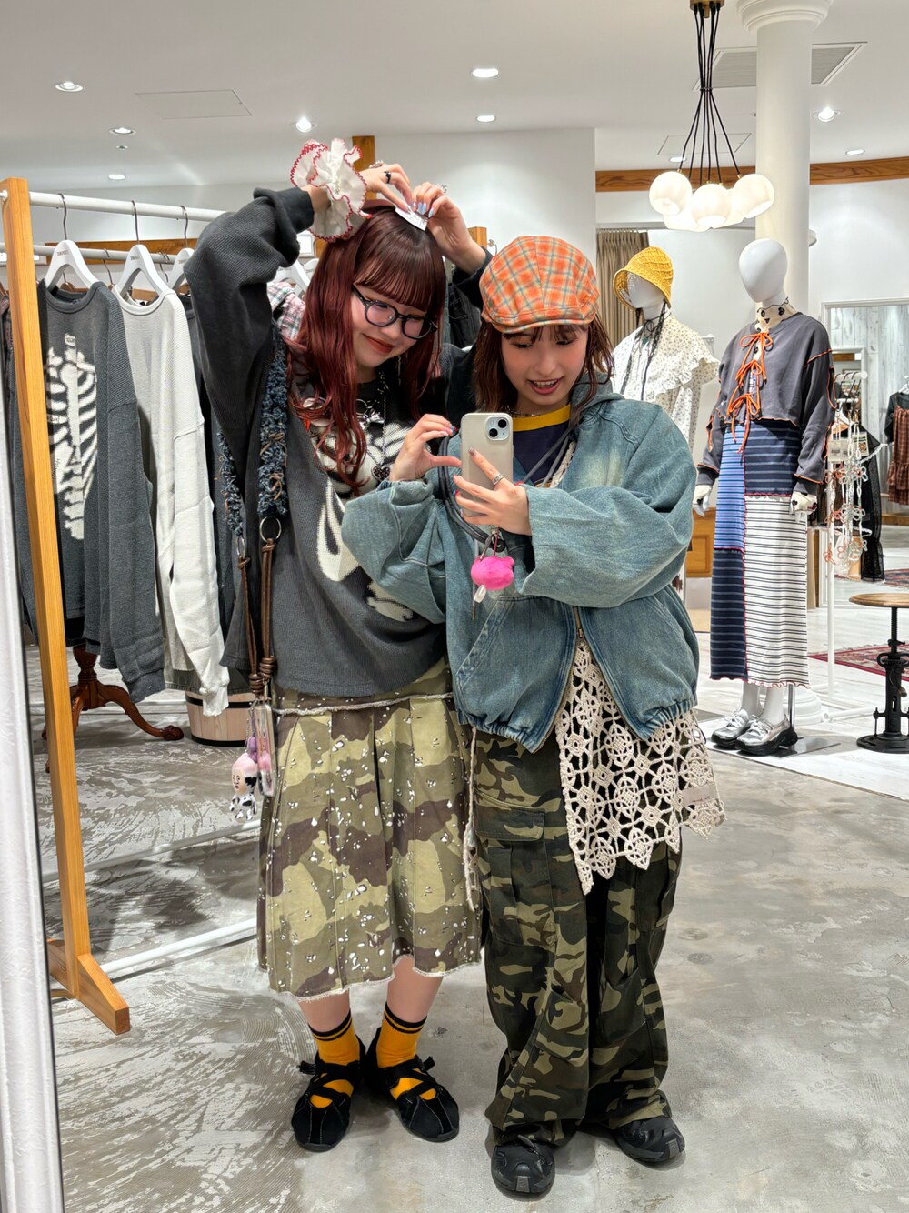 「最近のいい感じコーデ、古着MIX、デニムコーデ、レイヤード、レース、ラクチンコーデ、低身長女子、春夏コーデ、デニムスカート、メガネ女子、outfit、ootd、ハンチング、シュシュ、コーディネート」｜「CIAOPANICのチェック柄ハンチング帽子（ハンチング/ベレー帽、オレンジ系）」を使った、華愛さん（レディース・149cm）の春コーディネートの1枚目の写真