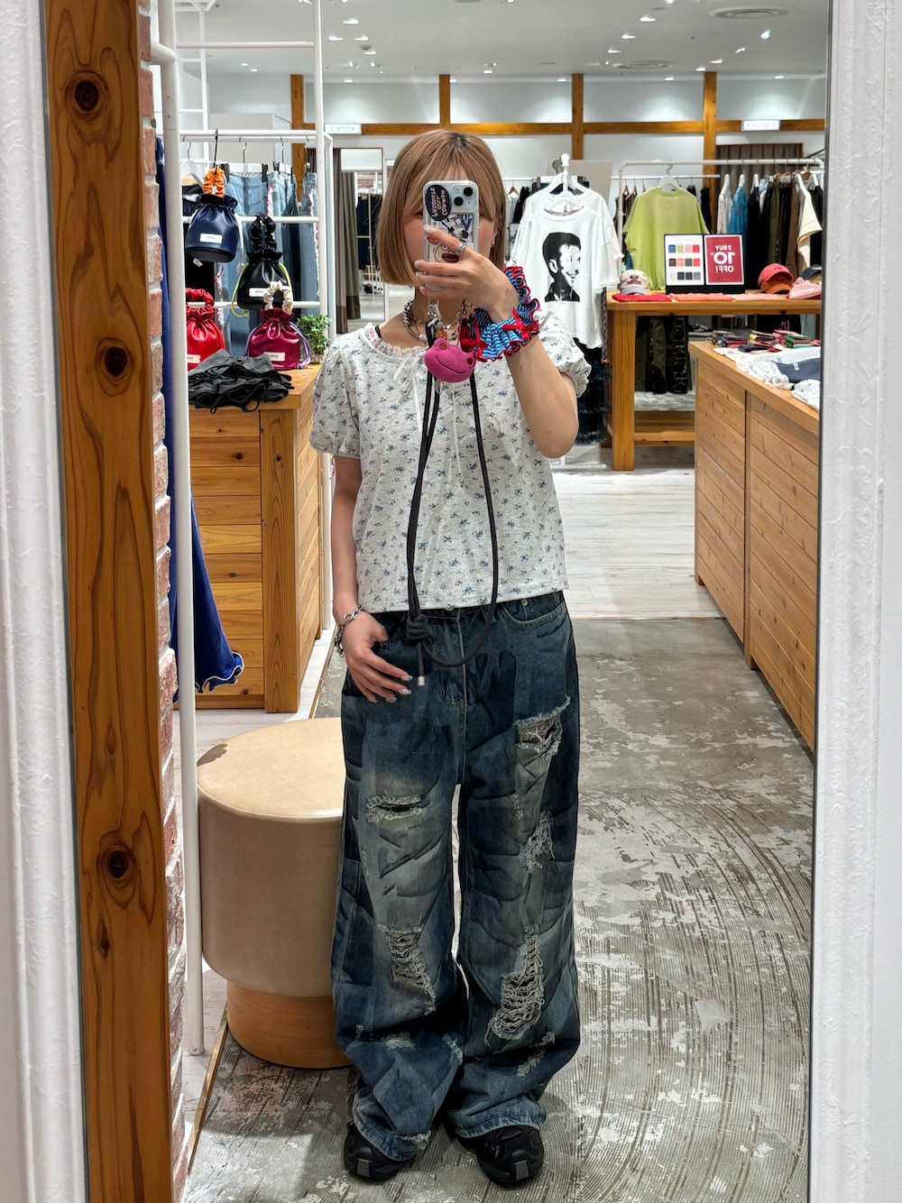 「夏コーデ、韓国ファッション、低身長女子、ootd、outfit、ダメージデニムパンツ、花柄、花柄トップス、シンプルコーデ、デニム、デニムパンツ、新作、ciaopanic、CIAOPANIC、ciaopanic広島」｜「CIAOPANICの【neutral】小花柄レースリボントップス（Tシャツ/カットソー、グレー系）」を使った、華愛さん（レディース・149cm）の夏コーディネートの1枚目の写真
