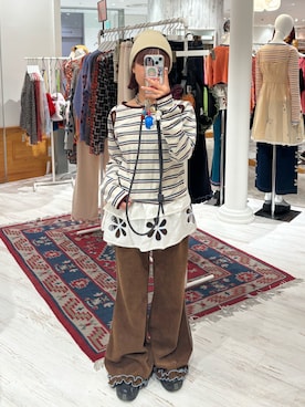 「アイテム（スウェットパンツ、ブラウン系）」を使った、華愛さん（レディース・149cm）の秋コーディネート