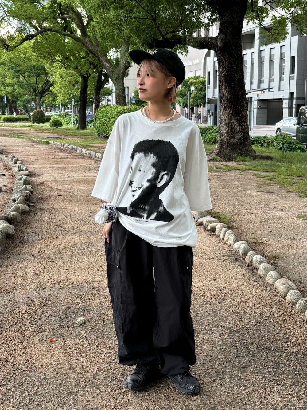 「白Tシャツ、初夏コーデ、夏ファッション、ゆるコーデ、ootd、お洒落さんとつながりたい、低身長、メンズライク、ストリート、キャップ、スニーカー、プリントT、ciaopanic、CIAOPANIC、ciaopanic広島」｜「CIAOPANICの【DEFGARMENTS/デフグラメンツ】DEF CARGO PANTS（その他パンツ、ブラック系）」を使った、華愛さん（レディース・149cm）の夏コーディネートの1枚目の写真