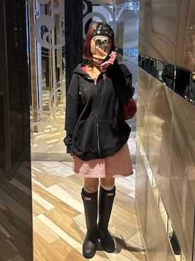 「アイテム（ヘアバンド）」を使った、華愛さん（レディース・149cm）の秋コーディネート