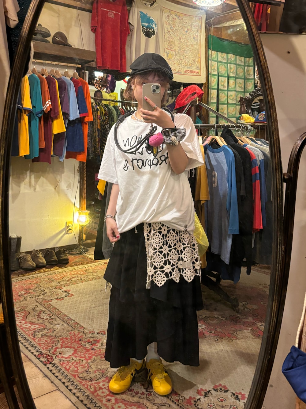 「白シャツ、白Tシャツ、おでかけコーデ、初夏コーデ、レイヤード、ciaopanic、スニーカー、差し色コーデ、ハンチング、スカート、ロゴT、休日スタイル、休日コーデ、ootd、春夏コーデ」｜「TODAYFULのアイテム（スカート、ブラック系）」を使った、華愛さん（レディース・149cm）の夏コーディネートの1枚目の写真