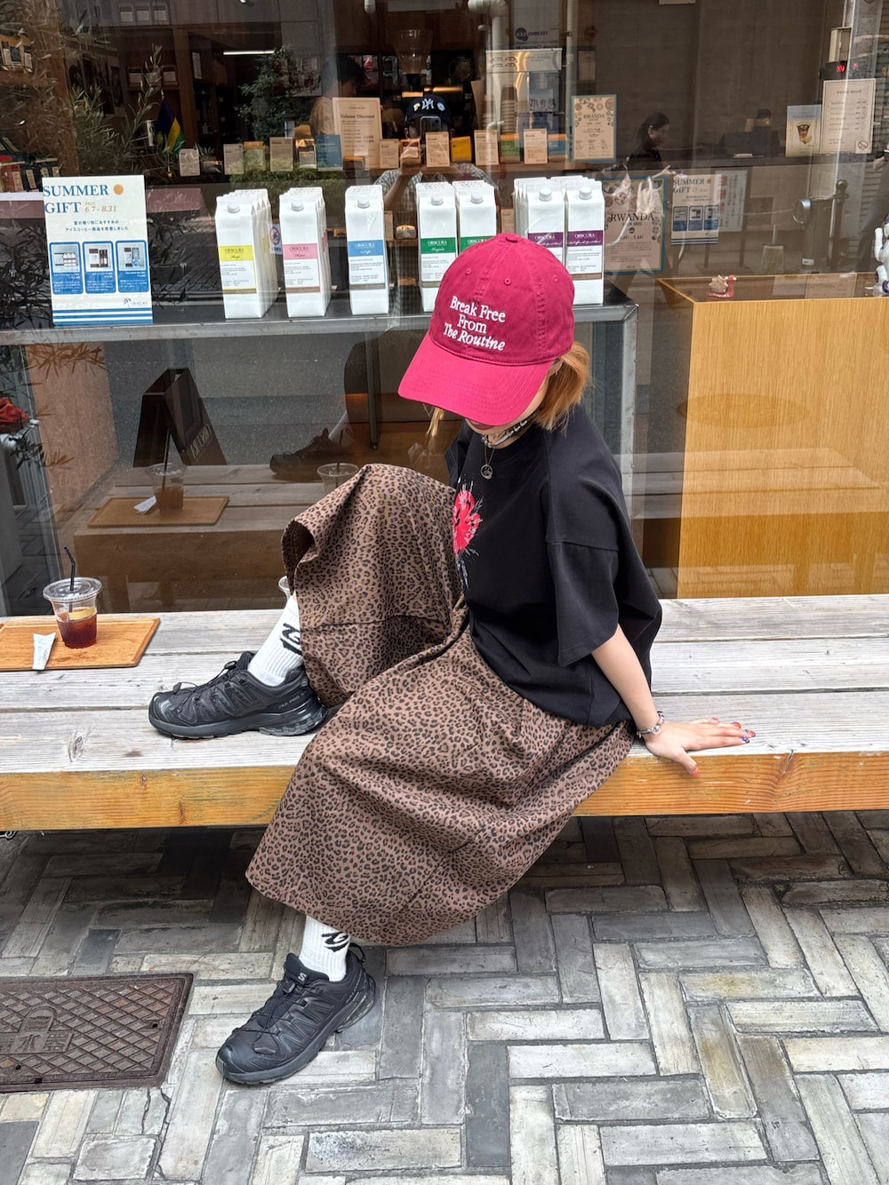 「nugu、夏ルックで気分アップ、デニム、ロゴT、夏ファッション、夏、ootd、パンツスタイル、お洒落さんとつながりたい、ゆるコーデ、韓国ファッション、fashion、メンズライク、ストリート、差し色コーデ」｜「SALOMONの【SALOMON】XT-PATHWAY 2（スニーカー、ブラック系）」を使った、華愛さん（レディース・149cm）の夏コーディネートの1枚目の写真