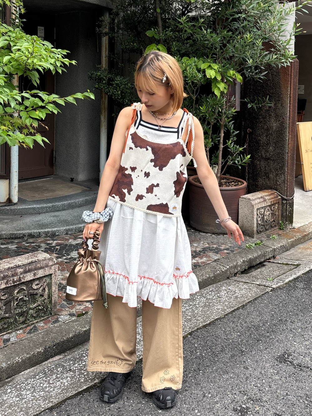 「デニム、今日のコーデ、低身長女子、ootd、fashion、キャミワンピ、ノースリーブ、柄、スニーカー、夏コーデ、夏服、夏ファッション、ciaopanic、CIAOPANIC、ciaopanic広島」｜「HELLO.SANFRANCISCOの【HELLO.SANFRANCISCO】COW柄キャミ（タンクトップ、ホワイト系）」を使った、華愛さん（レディース・149cm）の夏コーディネートの1枚目の写真