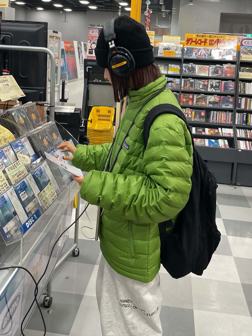 「秋冬コーデ、パンツコーデ、冬服、ootd、低身長コーデ、スウェットコーデ、秋冬、ダウンジャケット、ニット帽、リュック、差し色コーデ、ビーニー、ダウン、スウェットパンツ、おでかけコーデ」｜「patagoniaのアイテム（ジャケット/アウター、グリーン系）」を使った、華愛さん（レディース・149cm）の冬コーディネートの1枚目の写真