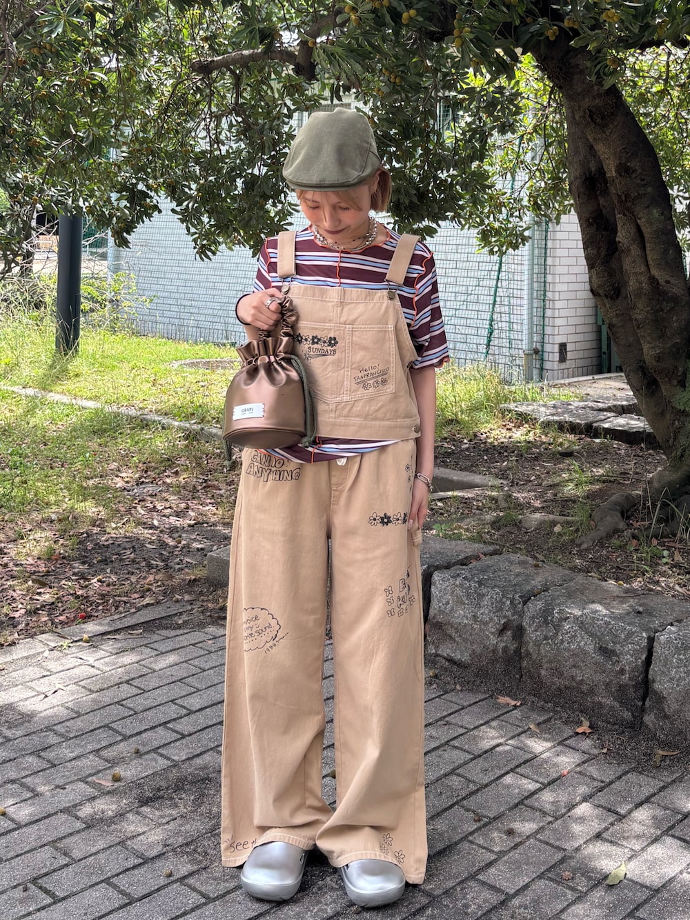 「夏コーデ、お出かけコーデ、低身長女子、ootd、outfit、オーバーオール、サロペット、ハンチング、夏服コーデ、ラフコーデ、ラクチンコーデ、HELLOSANFRANCISCO、ciaopanic、CIAOPANIC、ciaopanic広島」｜「CIAOPANICの刺繍入りハンチング帽子（ハンチング/ベレー帽、グリーン系）」を使った、華愛さん（レディース・149cm）の夏コーディネートの1枚目の写真