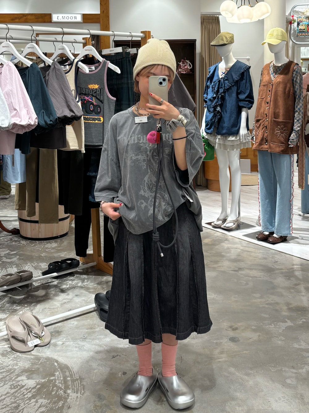 シュシュを使った「Tシャツ×デニム」の人気ファッション