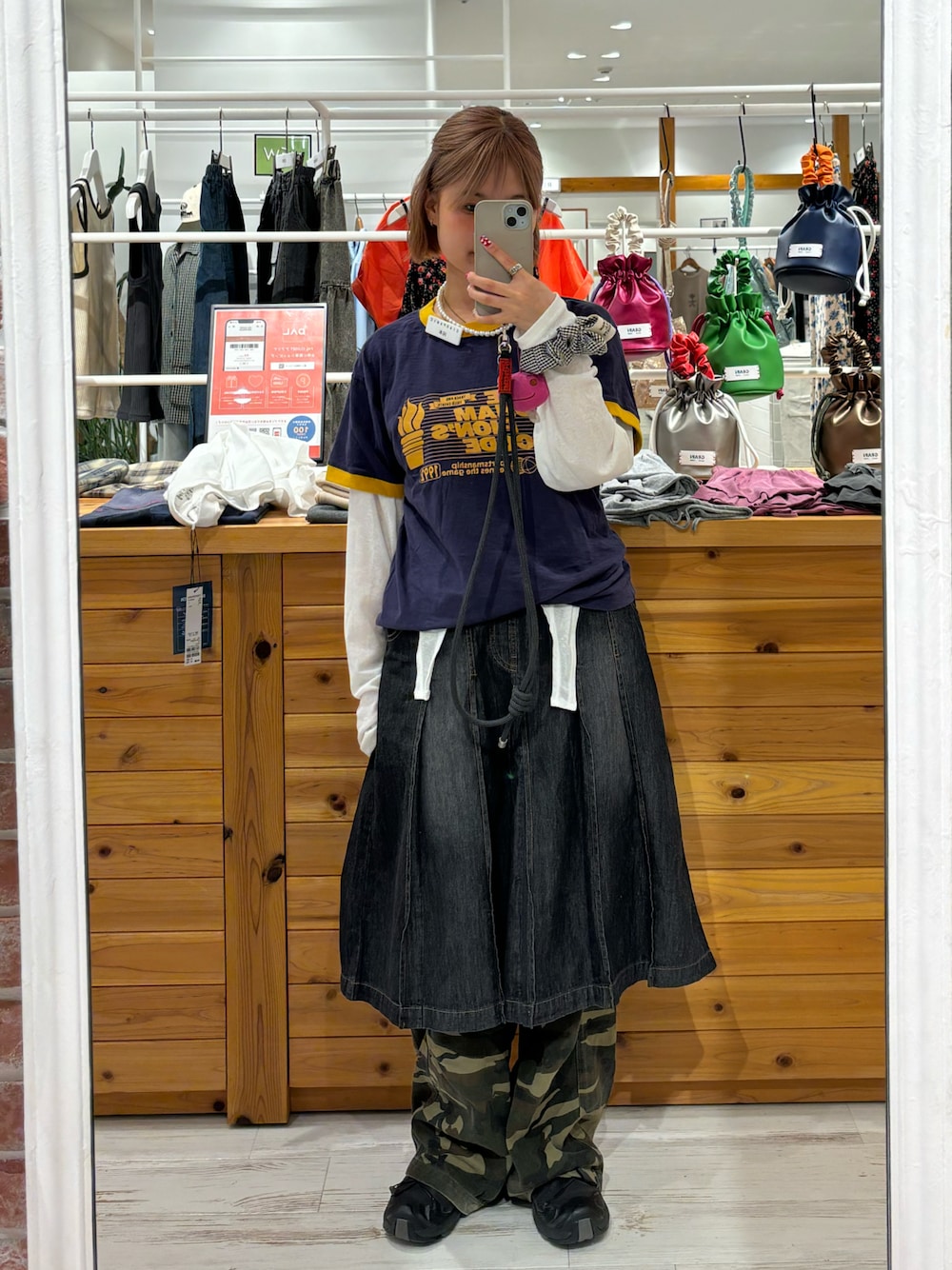 「雨の日コーデ、夏服、ゆるコーデ、低身長女子、パンツスタイル、デニム、デニムスカート、お洒落さんとつながりたい、レイヤードスタイル、レイヤード、迷彩、シアートップス、ciaopanic、CIAOPANIC、ciaopanic広島」｜「CIAOPANICのライトデニムプリーツミドルスカート（デニムスカート、ブラック系）」を使った、華愛さん（レディース・149cm）の夏コーディネートの1枚目の写真