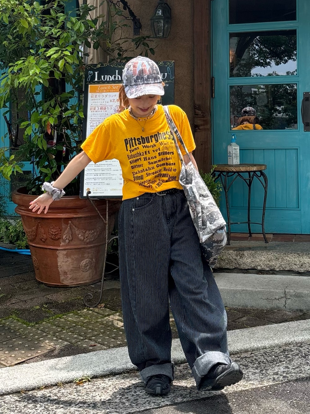 「夏ルックで気分アップ、デニム、ロゴT、夏ファッション、夏、ootd、お洒落さんとつながりたい、カラーコーデ、ゆるコーデ、デニムコーデ、fashion、差し色コーデ、ストリート、メンズライク、夏服」｜「SALOMONの【SALOMON】XT-PATHWAY 2（スニーカー、ブラック系）」を使った、華愛さん（レディース・149cm）の夏コーディネートの1枚目の写真