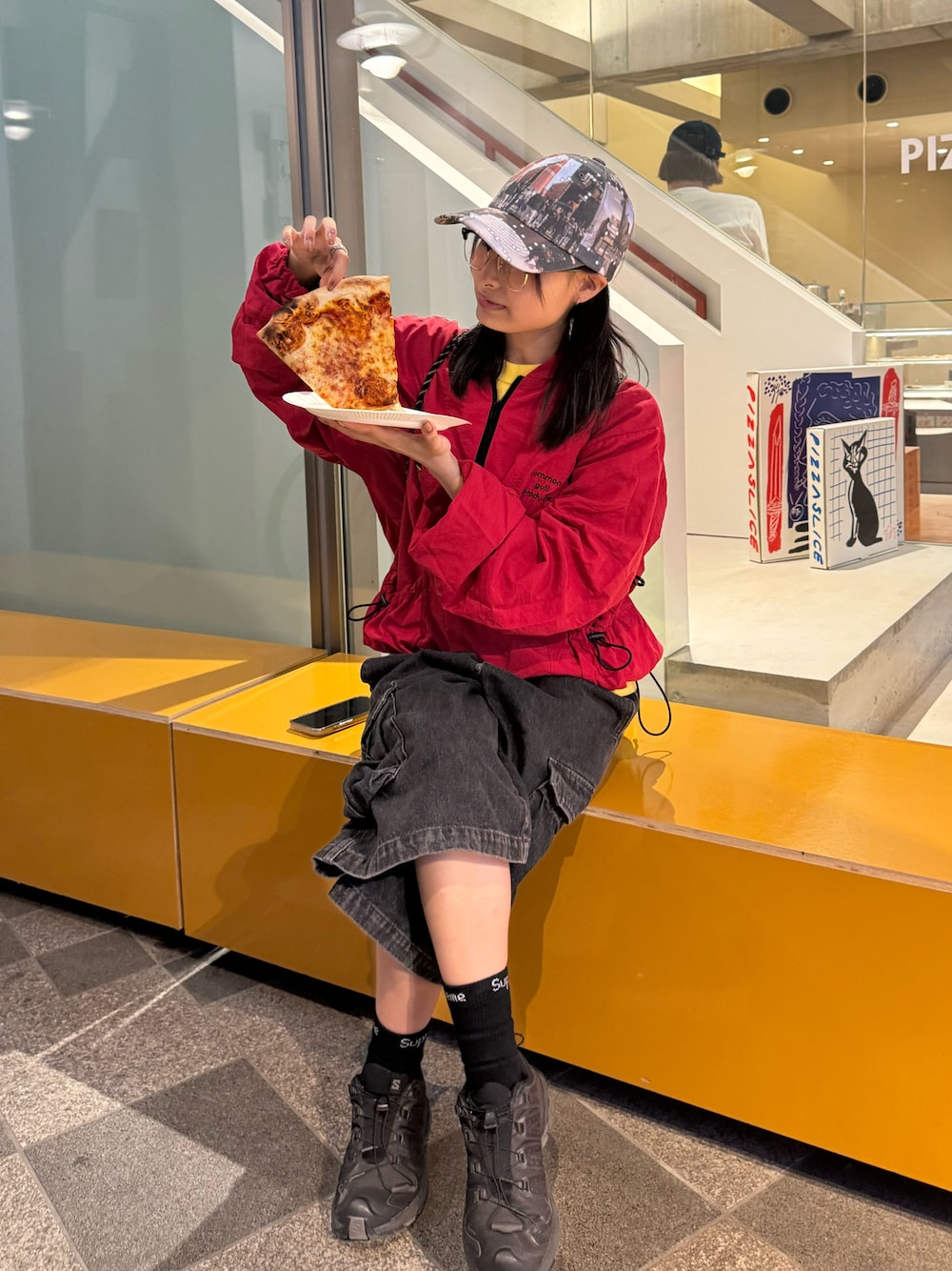 「休日スタイル、パンツスタイル、冬服コーデ、おしゃれさんと繋がりたい、ootd、メガネ女子、低身長、キャップ、デニム、デニムパンツ、秋服、秋冬コーデ、低身長コーデ、スニーカー、差し色コーデ」｜「gadidanoniemのアイテム（キャップ、その他）」を使った、華愛さん（レディース・149cm）の冬コーディネートの1枚目の写真