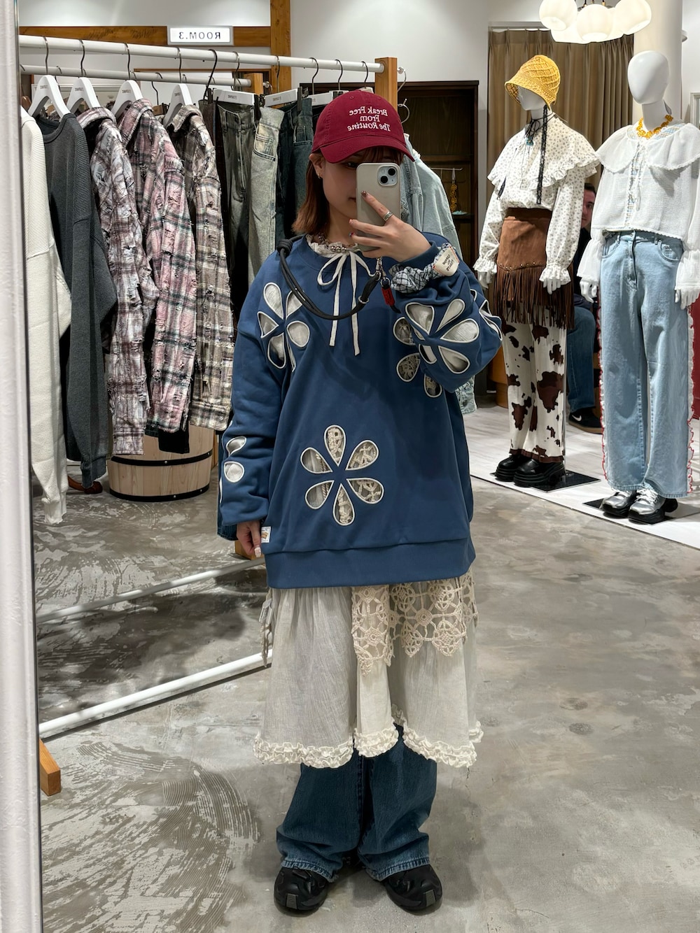 「最近のいい感じコーデ、おでかけコーデ、ゆるコーデ、春ファッション、ワンピースコーデ、初春コーデ、低身長、低身長コーデ、キャップ、レイヤード、レイヤードコーデ、スニーカー、ciaopanic、ciaopanic広島、CIAOPANIC」｜「HELLO.SANFRANCISCOの【HELLO.SANFRANCISCO】フラワーカットアウトオーバースウェット（Tシャツ/カットソー、ブルー系）」を使った、華愛さん（レディース・149cm）の春コーディネートの1枚目の写真
