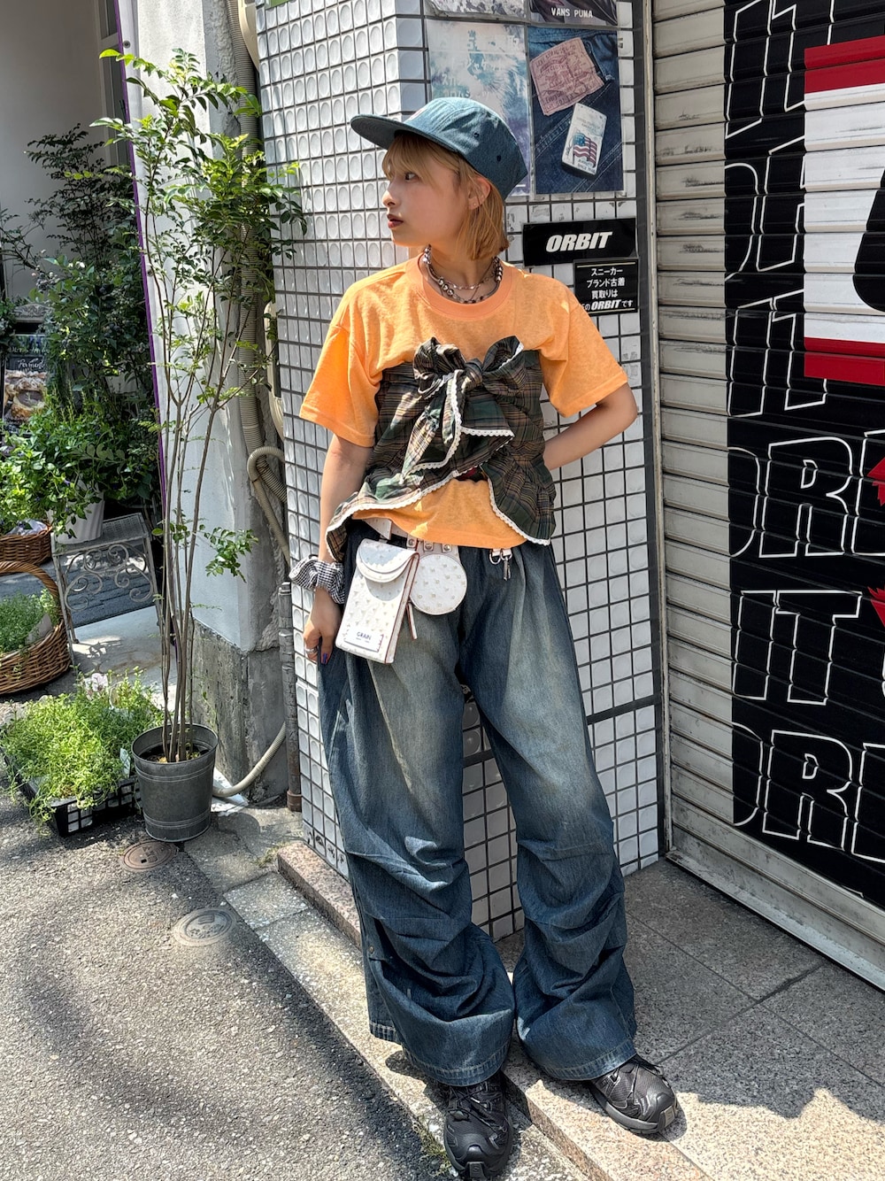 「夏ルックで気分アップ、デニム、夏コーデ、夏服コーデ、スカーフ、スカーフアレンジ、オトナ女子、Tシャツ、Tシャツ×デニム、デニムパンツ、fashion、ootd、ciaopanic、CIAOPANIC、ciaopanic広島」｜「CIAOPANICのワンポイントロゴデニムジェットキャップ（キャップ、ブルー系）」を使った、華愛さん（レディース・149cm）の夏コーディネートの1枚目の写真