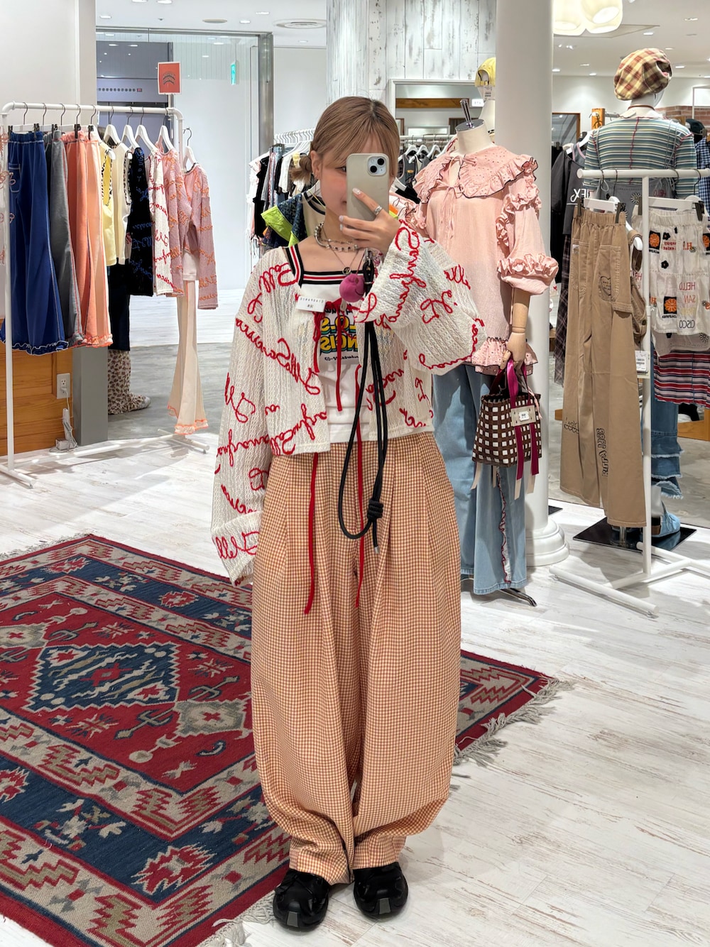 「レイヤードスタイル、夏コーデ、大人ファッション、カーディガン、チェック、チェックパンツ、ノースリーブ、スニーカー、ootd、fashion、低身長、ハーフツイン、ciaopanic、CIAOPANIC、ciaopanic広島」｜「HELLO.SANFRANCISCOの【HELLO.SANFRANCISCO】２WAYロゴコード刺繍ボレロ（Tシャツ/カットソー、ホワイト系）」を使った、華愛さん（レディース・149cm）の夏コーディネートの1枚目の写真