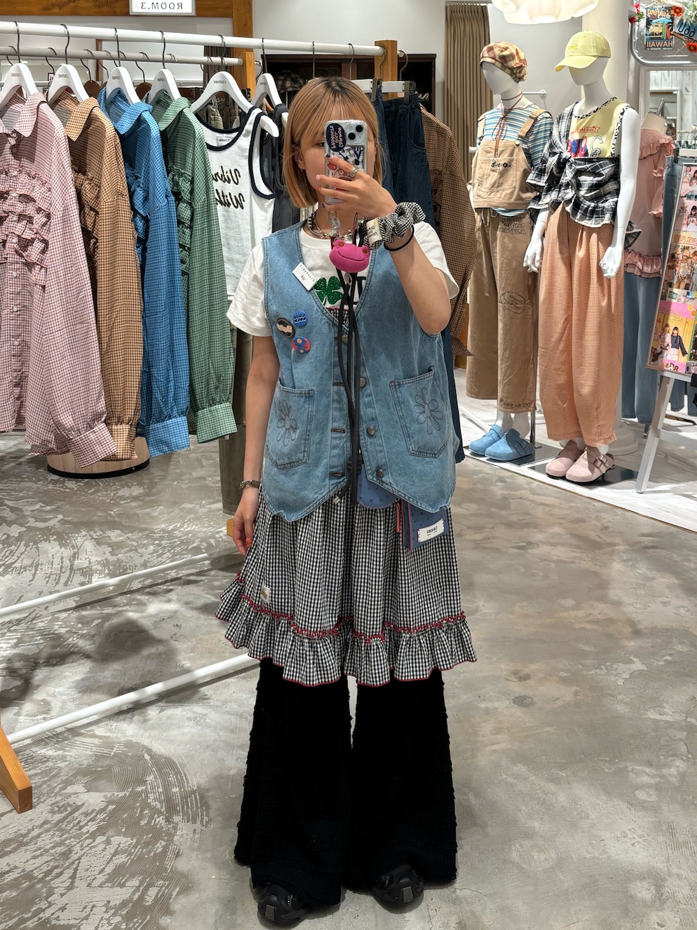 「夏ルックで気分アップ、白Tシャツ、おでかけコーデ、パンツスタイル、お洒落さんとつながりたい、夏服コーデ、レイヤードスタイル、ootd、fashion、デニム、キャミワンピ、フレアパンツ、ciaopanic、CIAOPANIC、ciaopanic広島」｜「SALOMONの【SALOMON】XT-PATHWAY 2（スニーカー、ブラック系）」を使った、華愛さん（レディース・149cm）の夏コーディネートの1枚目の写真