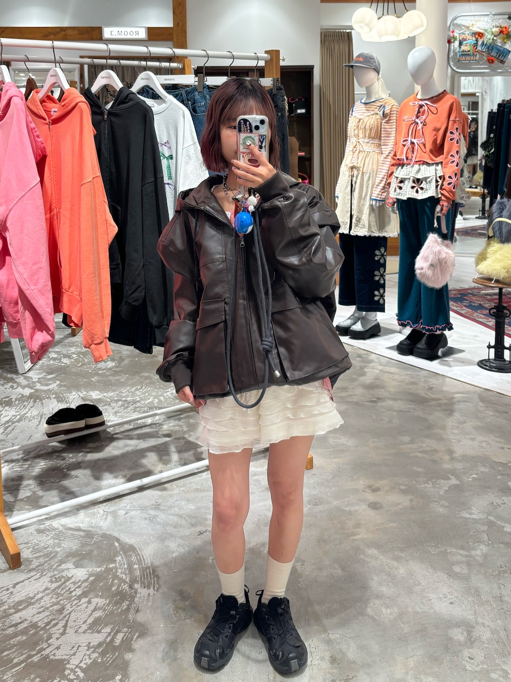 ブラック系のスニーカー、ブラウン系のジャケット/アウター、ホワイト系のその他パンツを着用したレディースの秋コーディネートの1枚目の写真