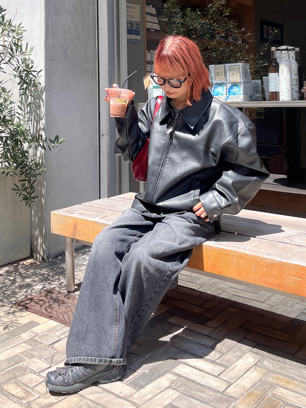 「レザー、秋服準備はじめました、シンプルスタイル、大人コーデ、大人かわいい、オトナカジュアル、お出かけコーデ、休日スタイル、おしゃれさんと繋がりたい、デニム、ootd、fashion、レザージャケット、秋コーデ、AW」｜「SALOMONの【SALOMON】XT-PATHWAY 2（スニーカー、ブラック系）」を使った、華愛さん（レディース・149cm）の夏コーディネートの1枚目の写真