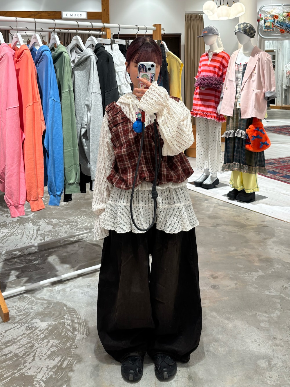 ホワイト系のTシャツ/カットソー、レッド系のベスト、ブラウン系のデニムパンツを着用したレディースの秋コーディネートの1枚目の写真