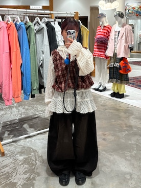 「アイテム（ベスト、レッド系）」を使った、華愛さん（レディース・149cm）の秋コーディネート