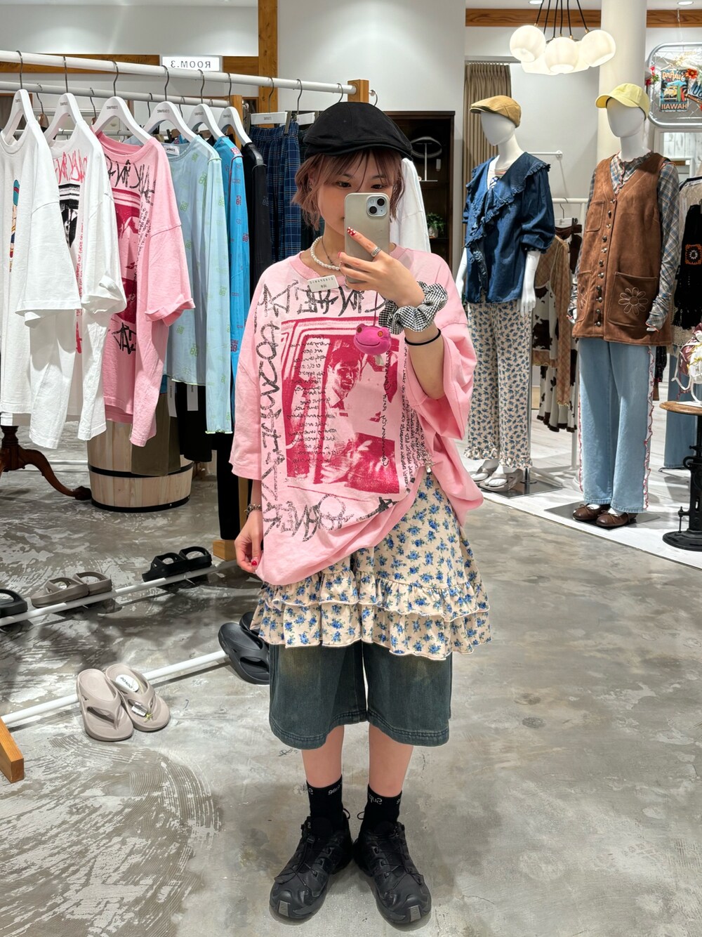 「シャツスタイル、ピンクシャツ、デニム、大人カジュアルコーデ、夏、楽チンコーデ、夏服コーデ、ootd、デニムコーデ、お洒落さんとつながりたい、レイヤードスタイル、ciaopanic、CIAOPANIC、ciaopanic広島、ハンチング」｜「RePRODUCTION LABELの【RePRODUCTION LABEL / リプロダクションレーベル】アソートヴィンテージフェードTEE（Tシャツ/カットソー、ピンク系）」を使った、華愛さん（レディース・149cm）の春コーディネートの1枚目の写真