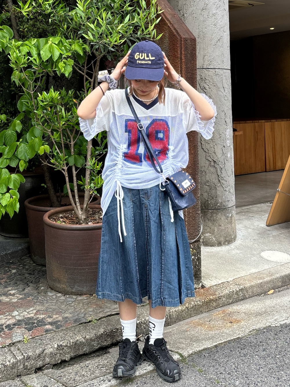 「柄シャツ、スポーツミックス、おでかけコーデ、初夏コーデ、デニムスカート、新作、ネイビー、メンズライク、ootd、fashion、メッシュ、スニーカー、ciaopanic、CIAOPANIC、ciaopanic広島」｜「CIAOPANICのライトデニムプリーツミドルスカート（デニムスカート、ブルー系）」を使った、華愛さん（レディース・149cm）の夏コーディネートの1枚目の写真