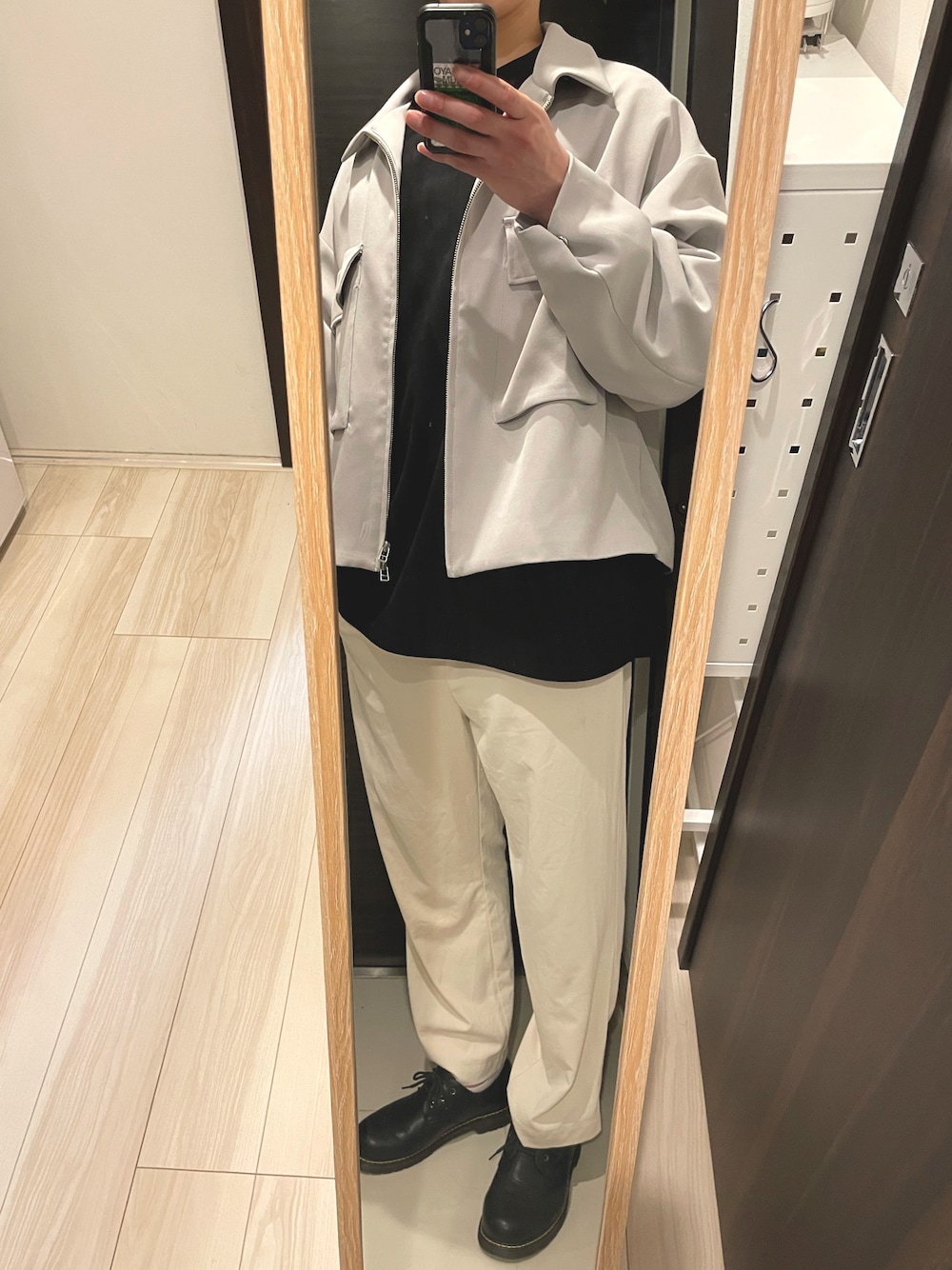 「春コーデ、春服みてみて、キレイめコーデ、カジュアル、いいね、save、フォローお願いします🤑、おしゃれさんと繋がりたい、LILL、HARE、春服、革靴、シンプルスタイル、休日スタイル」｜「HAREの【SETUP対応】ダブルポケットZIPブルゾン(HARE)（ブルゾン、グレー系）」を使った、ゆーとさん（メンズ・180cm）の春コーディネートの1枚目の写真