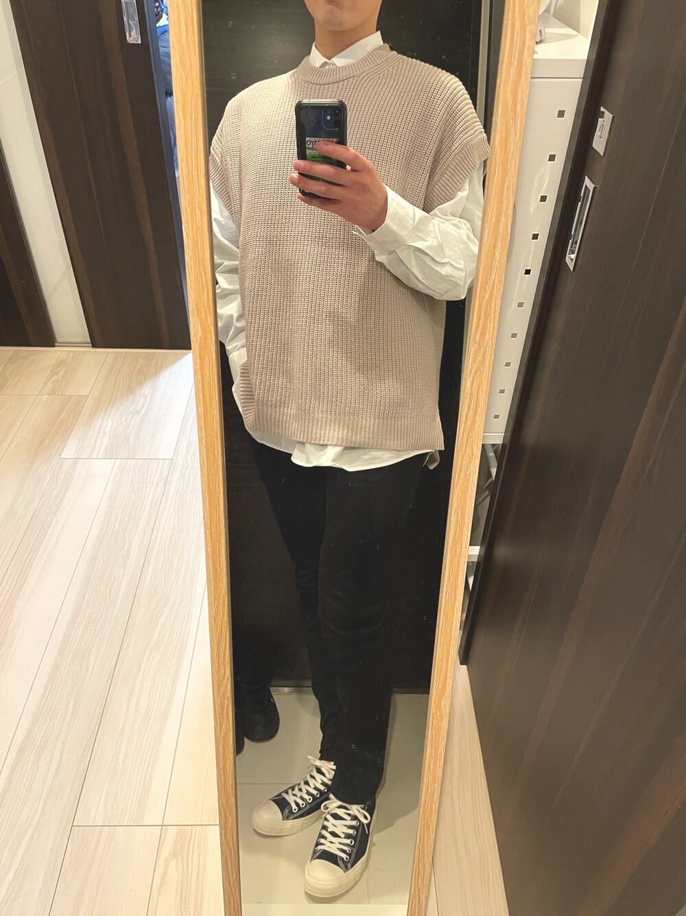 「春ニット、きれいめカジュアル、春服みてみて、お洒落さんとつながりたい、春服コーデ、春服、はるコーデ、ベージュ、MONO-MART、コンバース、SITRY、いいね、save、フォローお願いします🤑、白シャツ、大人カジュアル」｜「MONO-MARTの畦編み オーバーサイドスリット ニットベスト 2022Spring（ベスト、ベージュ系）」を使った、ゆーとさん（メンズ・180cm）の春コーディネートの1枚目の写真