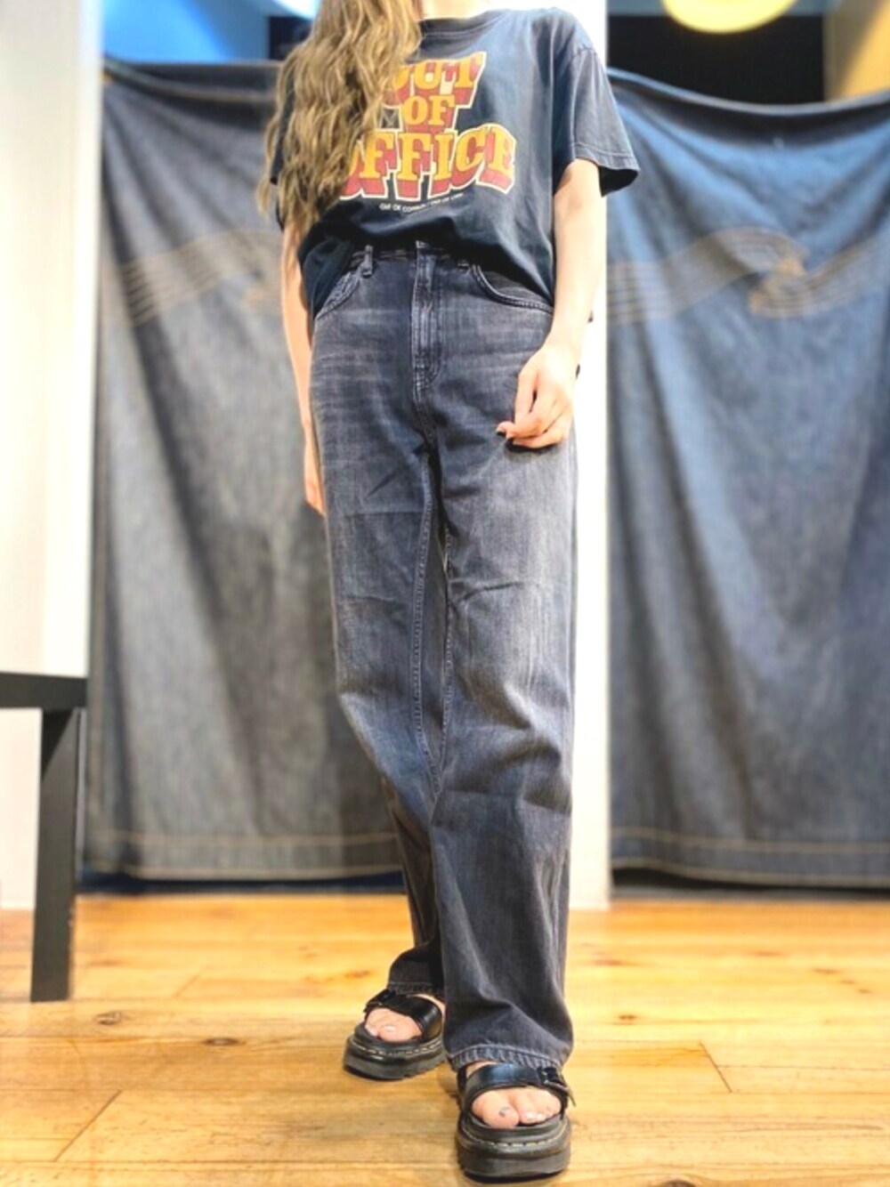 「デニム、ブラック、夏、ブラックコーデ、ワイドパンツ、デニムパンツ、タックイン、Nudie jeans、夏コーデ、ヌーディージーンズ」｜「Nudie JeansのTina（Tシャツ/カットソー、ブラック系）」を使った、hero internationalさん（レディース・156cm）の夏コーディネートの1枚目の写真