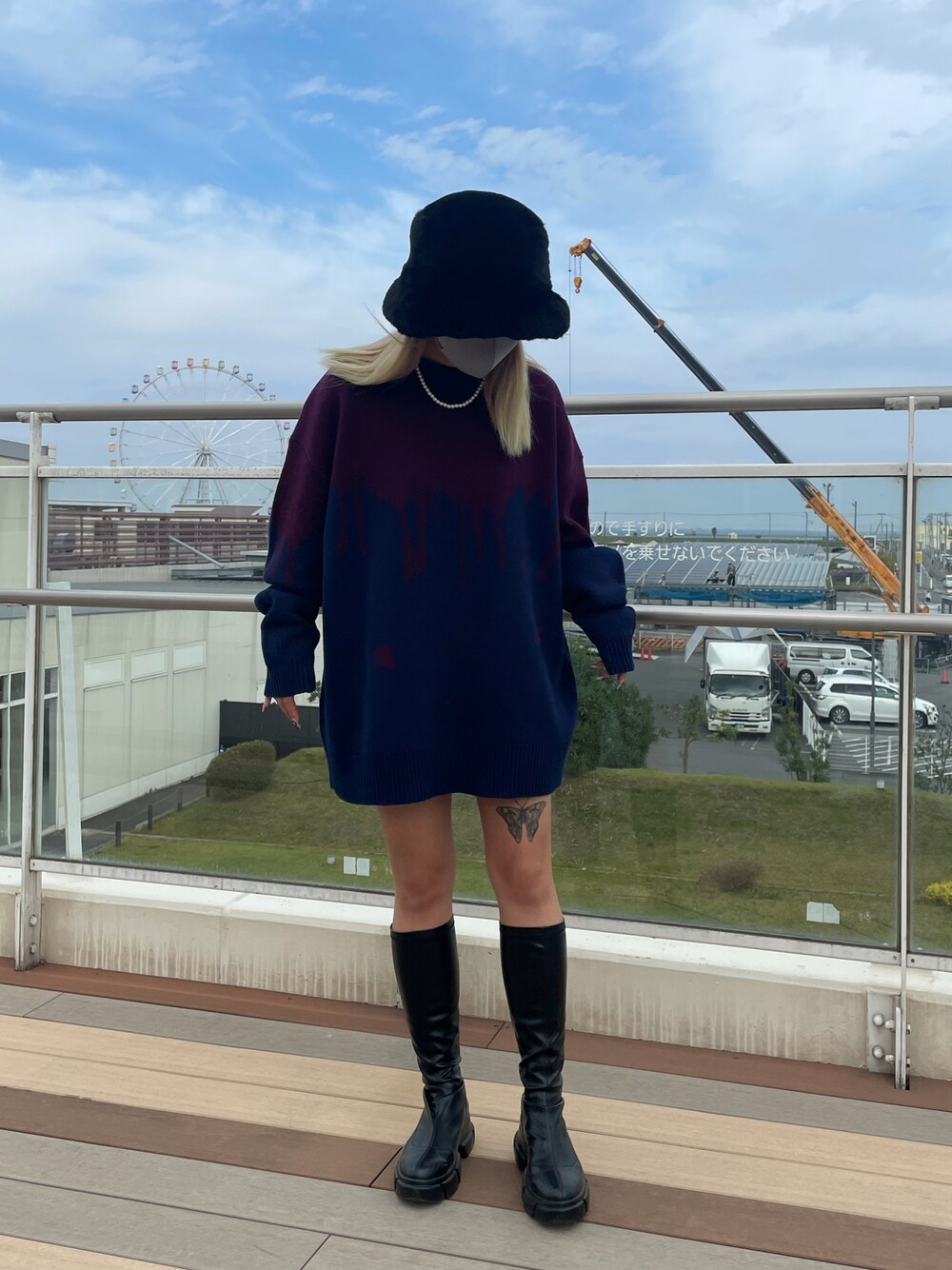 ブラック系のハットを着用したレディースの秋コーディネートの1枚目の写真