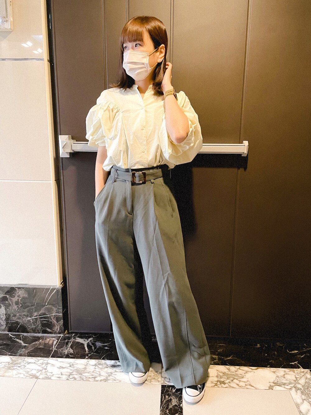 「ootd、converse、通勤穿搭」｜「koreaのアイテム（シャツ/ブラウス、イエロー系）」を使った、米米さん（レディース・163cm）の秋コーディネートの1枚目の写真