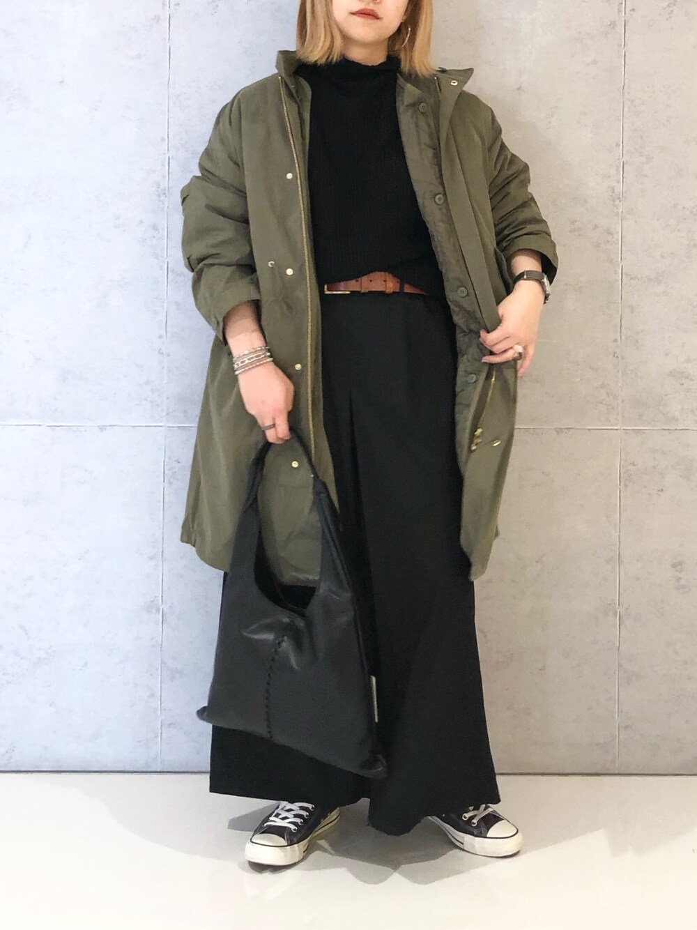 「LEPSIM、レプシィム(LEPSIM)、私の推しブランド、冬コーデ、M-65、M65、ミリタリー、ミリタリーコート、ニット、ハイネックニット、コンバース、ワイドパンツ、ハカマパンツ、ステッチバッグ、カジュアルコーデ」｜「LEPSIMのタックワイドストレートパンツ　239673（その他パンツ、ブラック系）」を使った、エムアイさん（レディース・162cm）の冬コーディネートの3枚目の写真