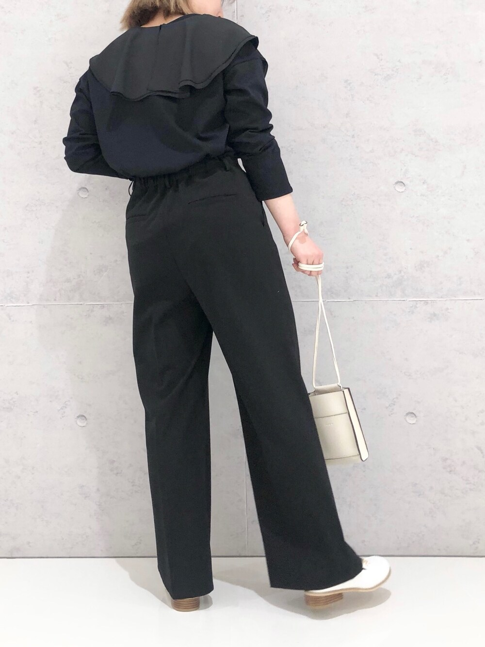 「LEPSIM、レプシィム(LEPSIM)、ビッグカラー、つけ襟、ワイドパンツ、美脚パンツ、レオパード、ショルダーバッグ、ローファー、モノトーン、オールブラック、モード、ワントーンコーデ、タックイン、シンプルコーデ」｜「LEPSIMの美脚ダブルポイントワイドパンツ　260327（スラックス、ブラック系）」を使った、エムアイさん（レディース・162cm）の冬コーディネートの4枚目の写真